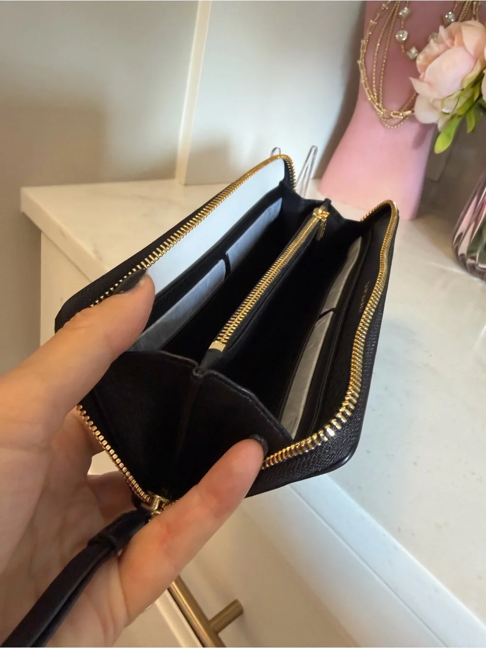 Tory Burch EUC Black Pebbled Leather Zip Wallet with Gold Hardware